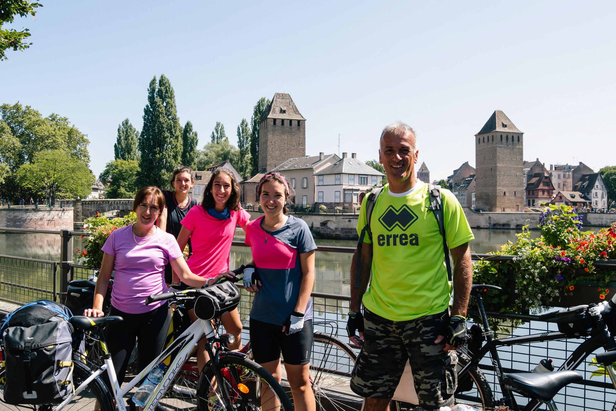 Famiglia in viaggio in bici con Girolibero con sfondo i Ponti Coperti, Strasburgo.